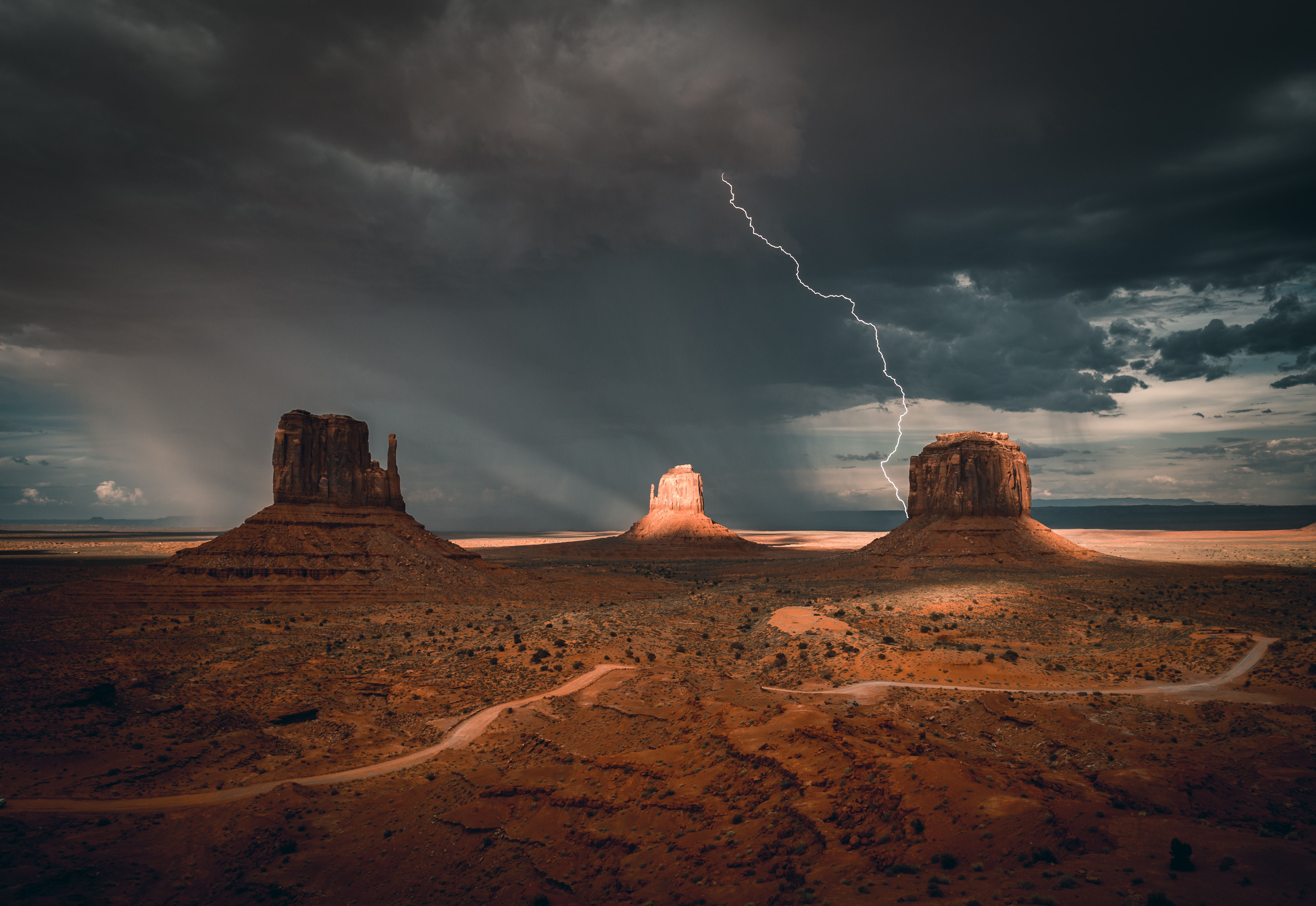 brown-landscape-under-grey-sky-3244513_看图王.jpg