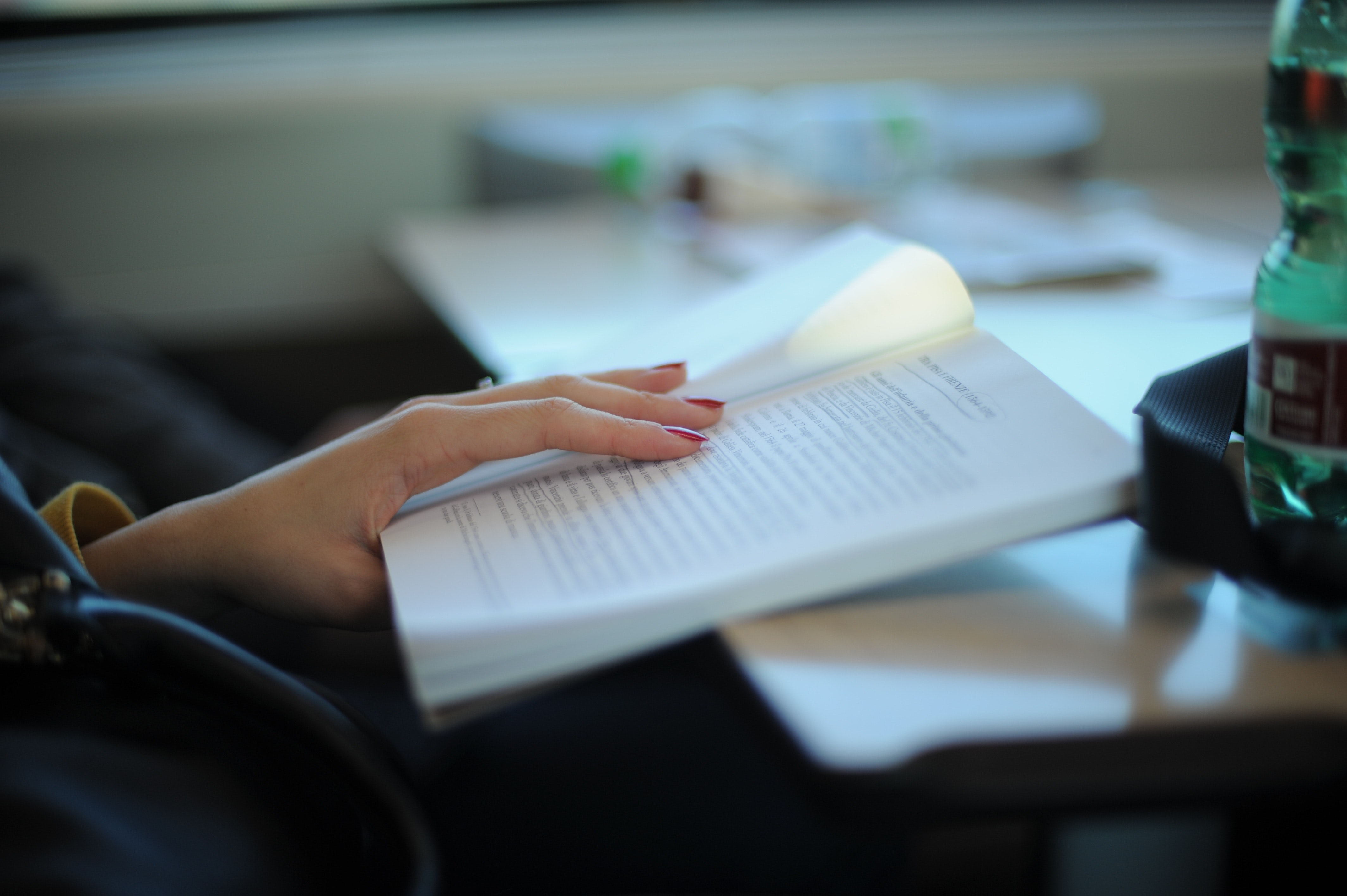 woman-reading-her-notes-258353 (1)_看图王.jpg