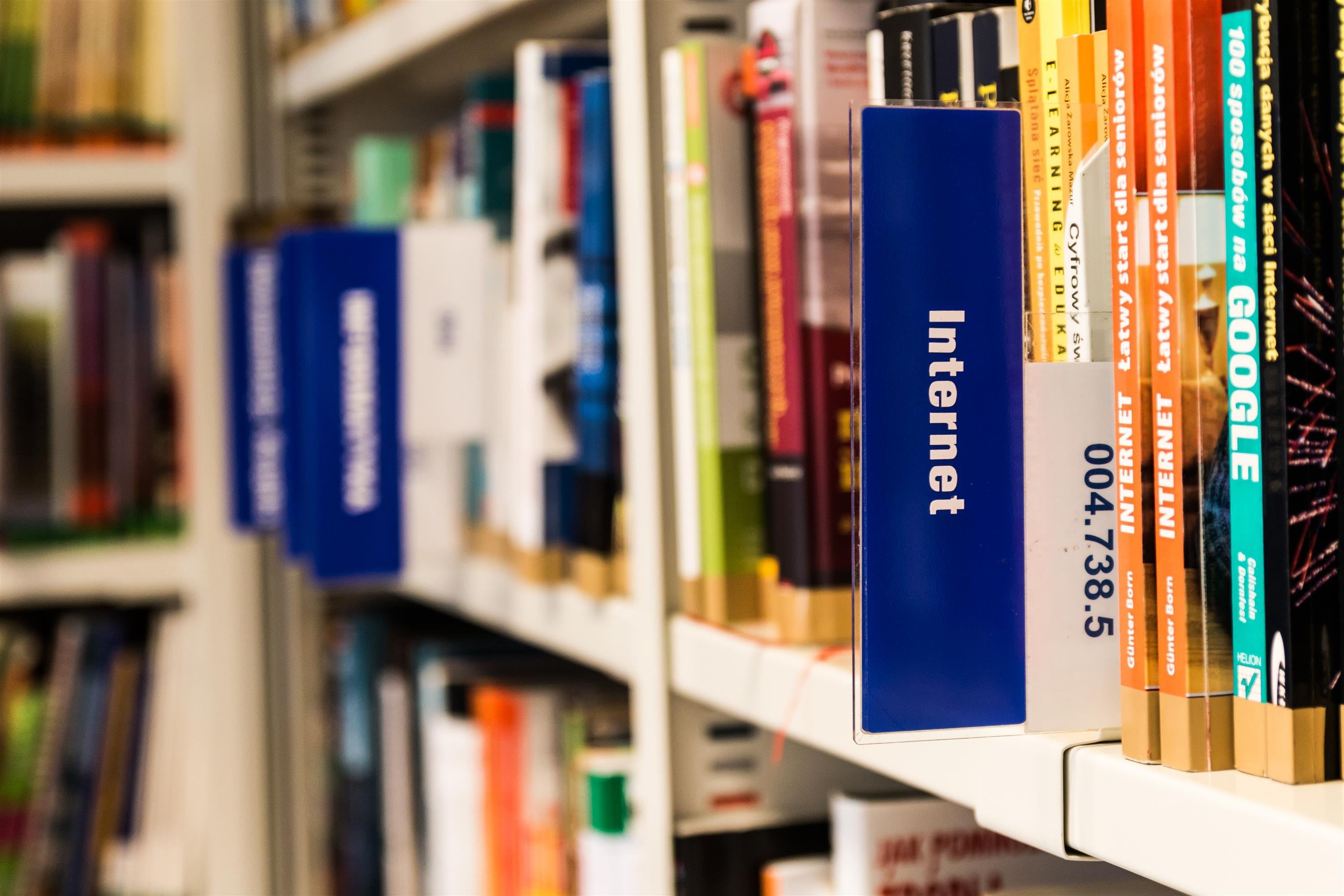 books-on-shelf-in-library-256517_看图王.jpg