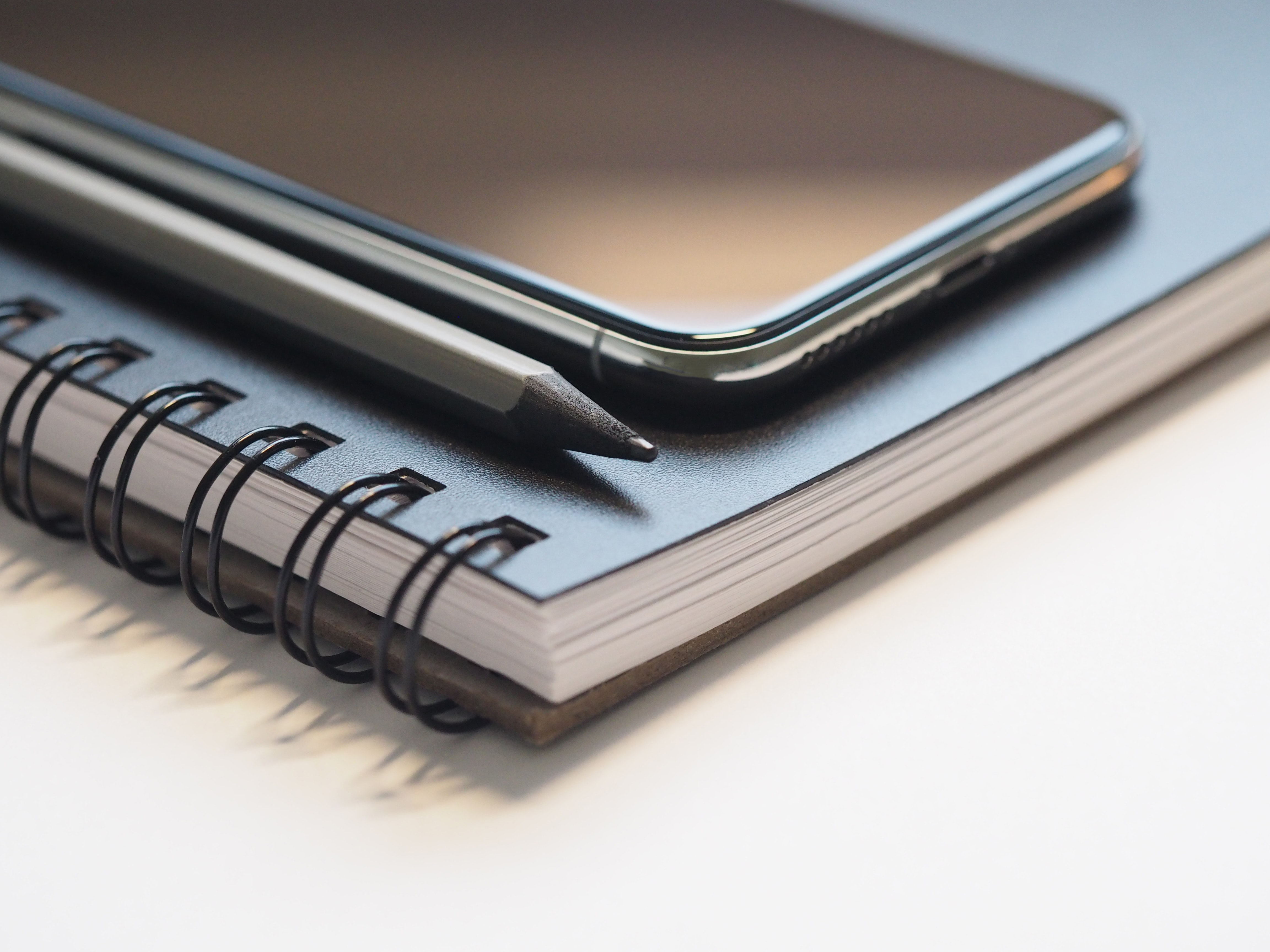 closeup-photo-of-black-smartphone-near-black-and-grey-pencil-768474_看图王.jpg