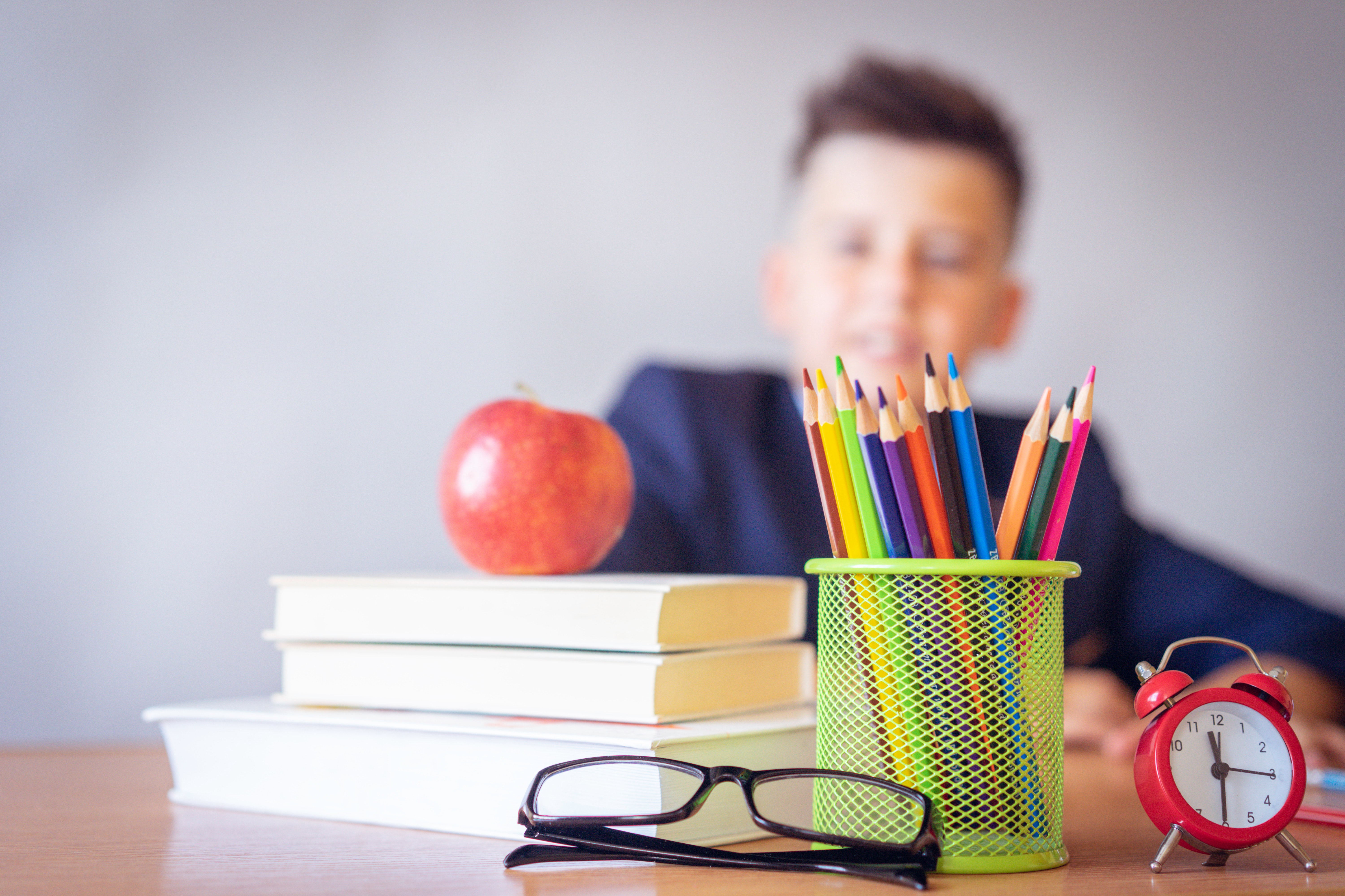 boy-looking-on-a-tidied-desk-2781814_看图王.jpg