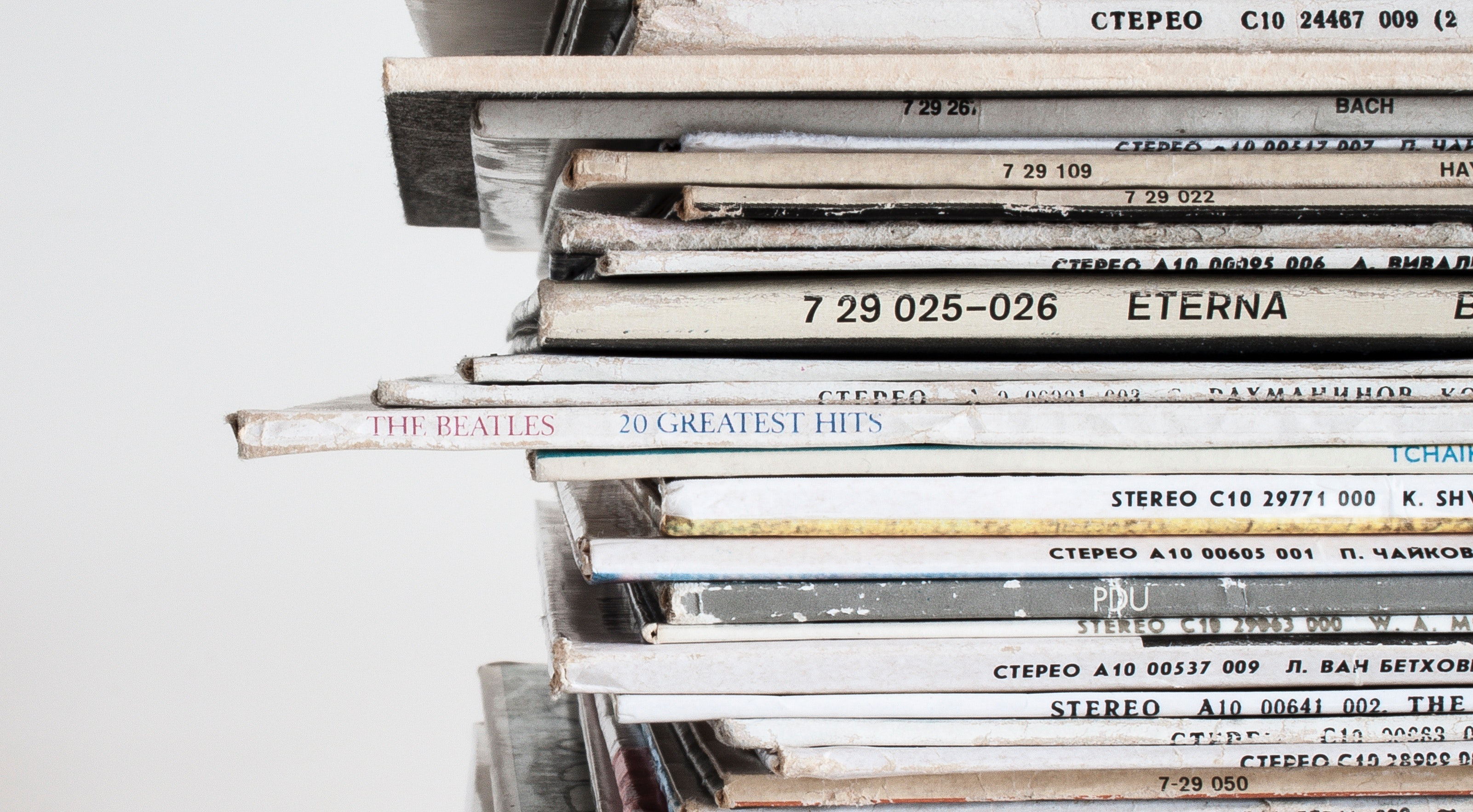 piled-vinyl-records-with-white-background-48592 (1)_看图王.jpg