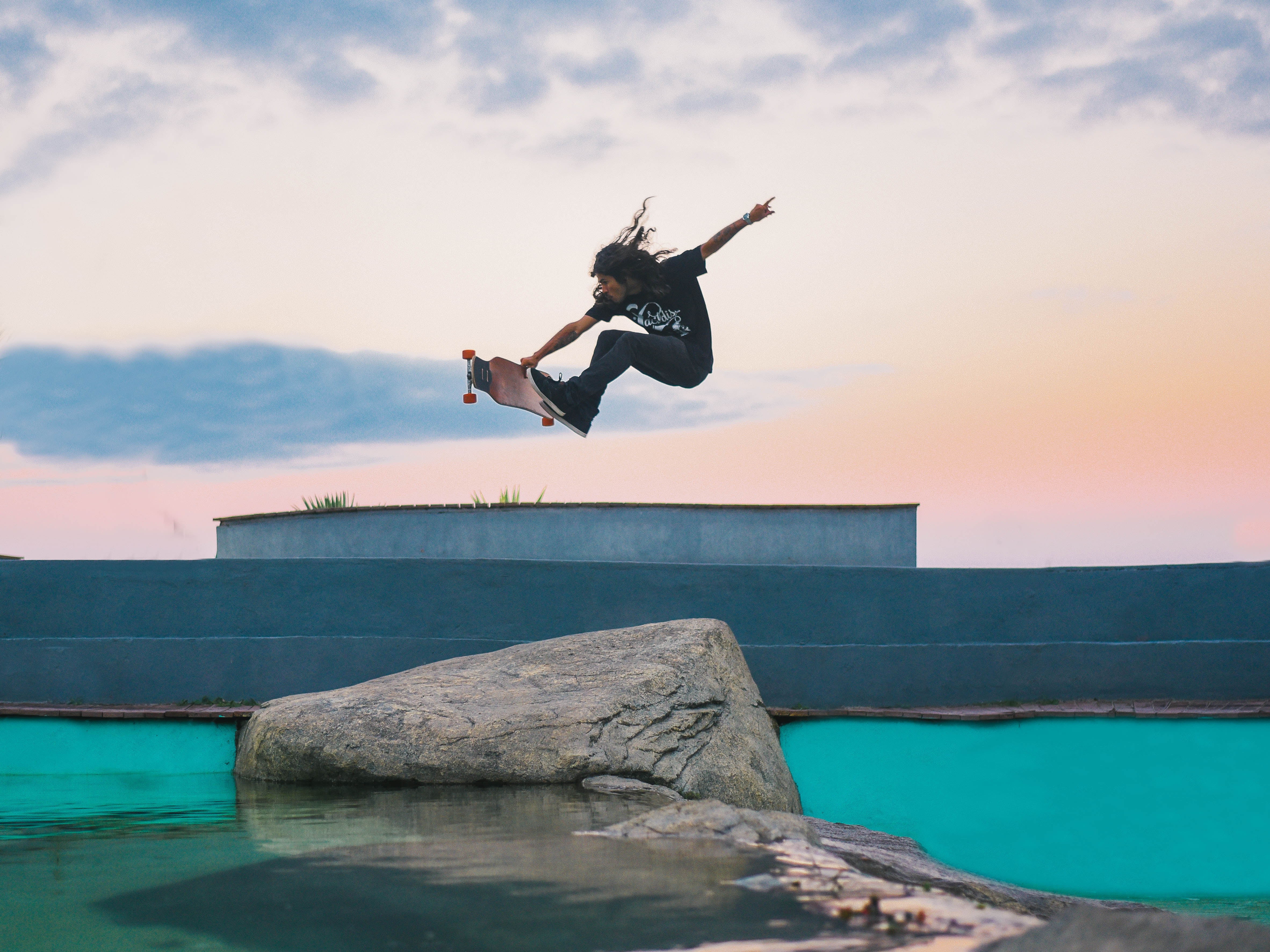 man-in-mid-air-with-skateboard-2387325_看图王.jpg