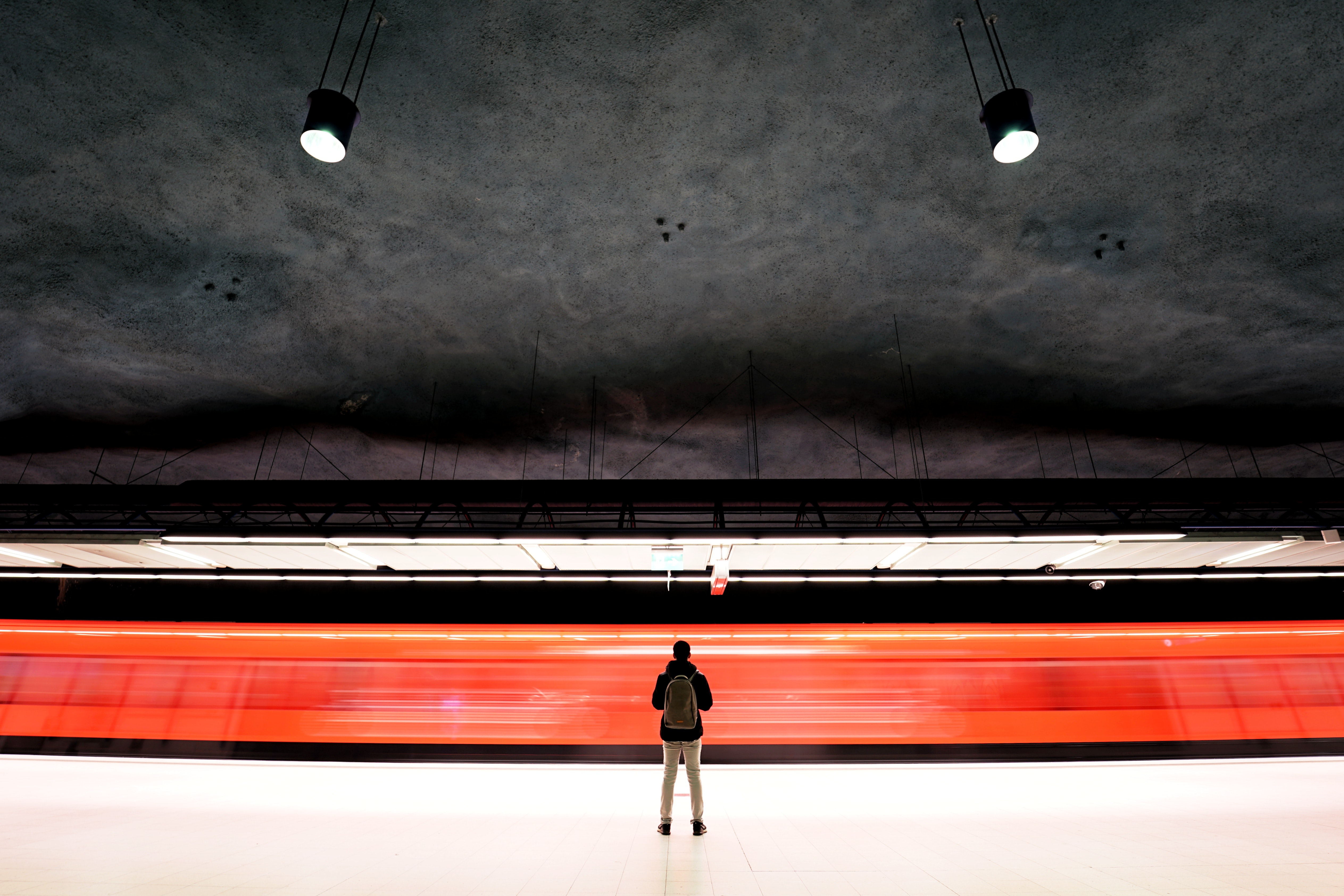 man-inside-the-train-station-3287413_看图王.jpg