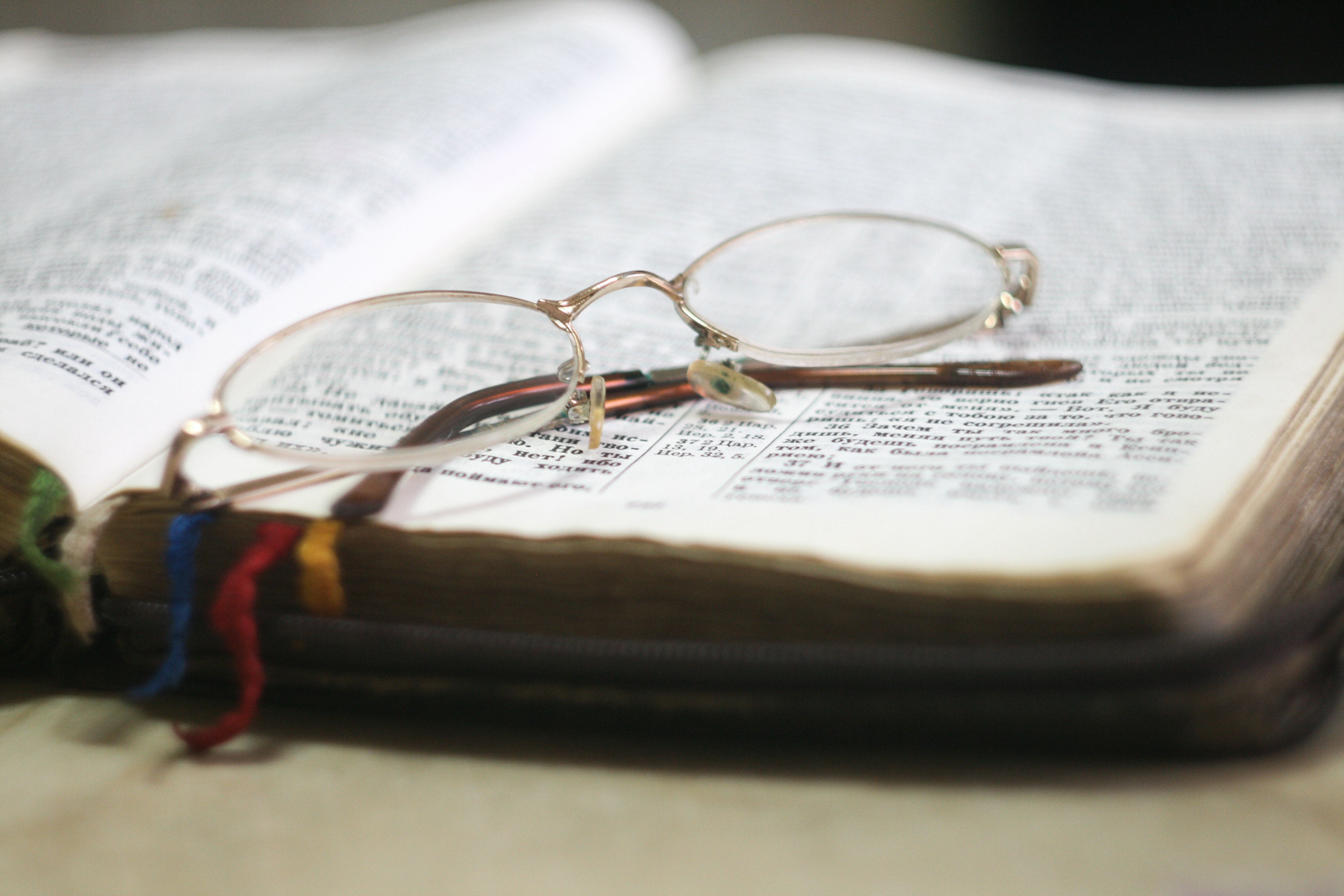 bible-blur-book-christian-273936_看图王.jpg