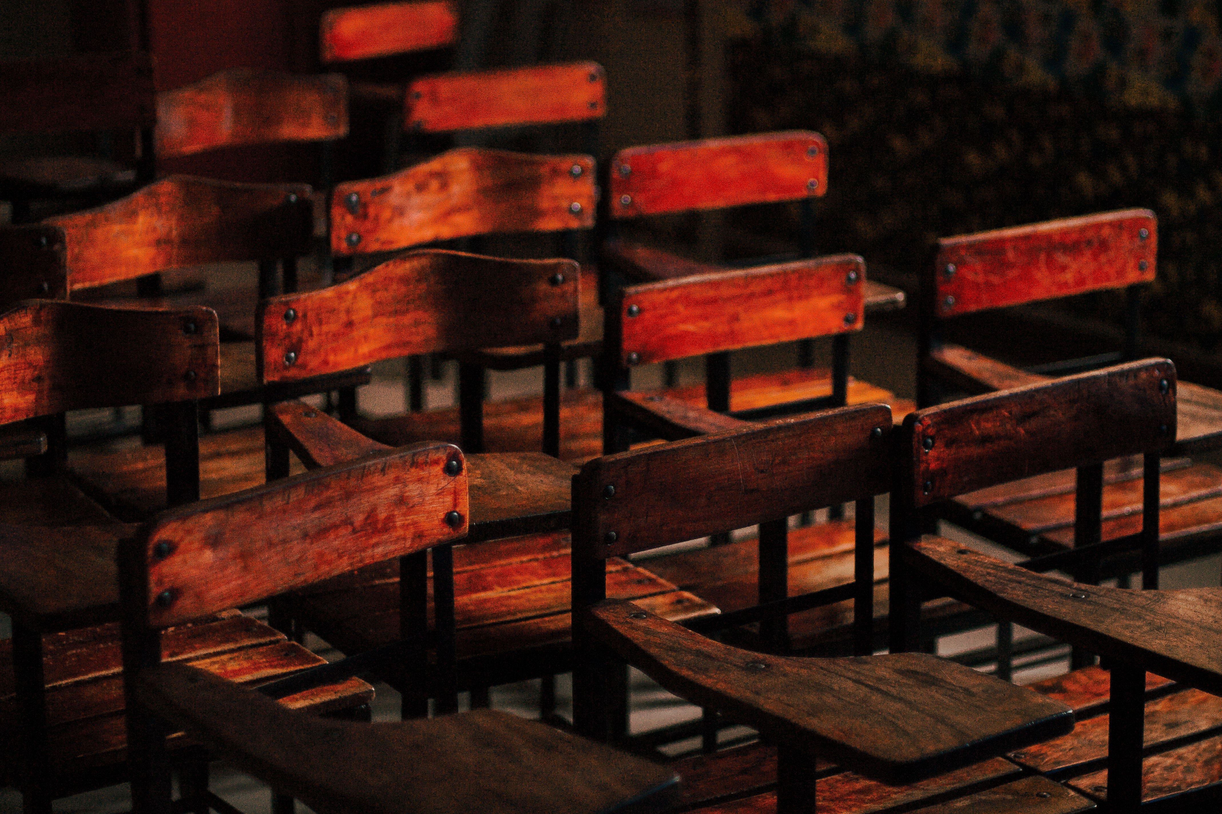 brown-wooden-chairs-3205035_看图王.jpg