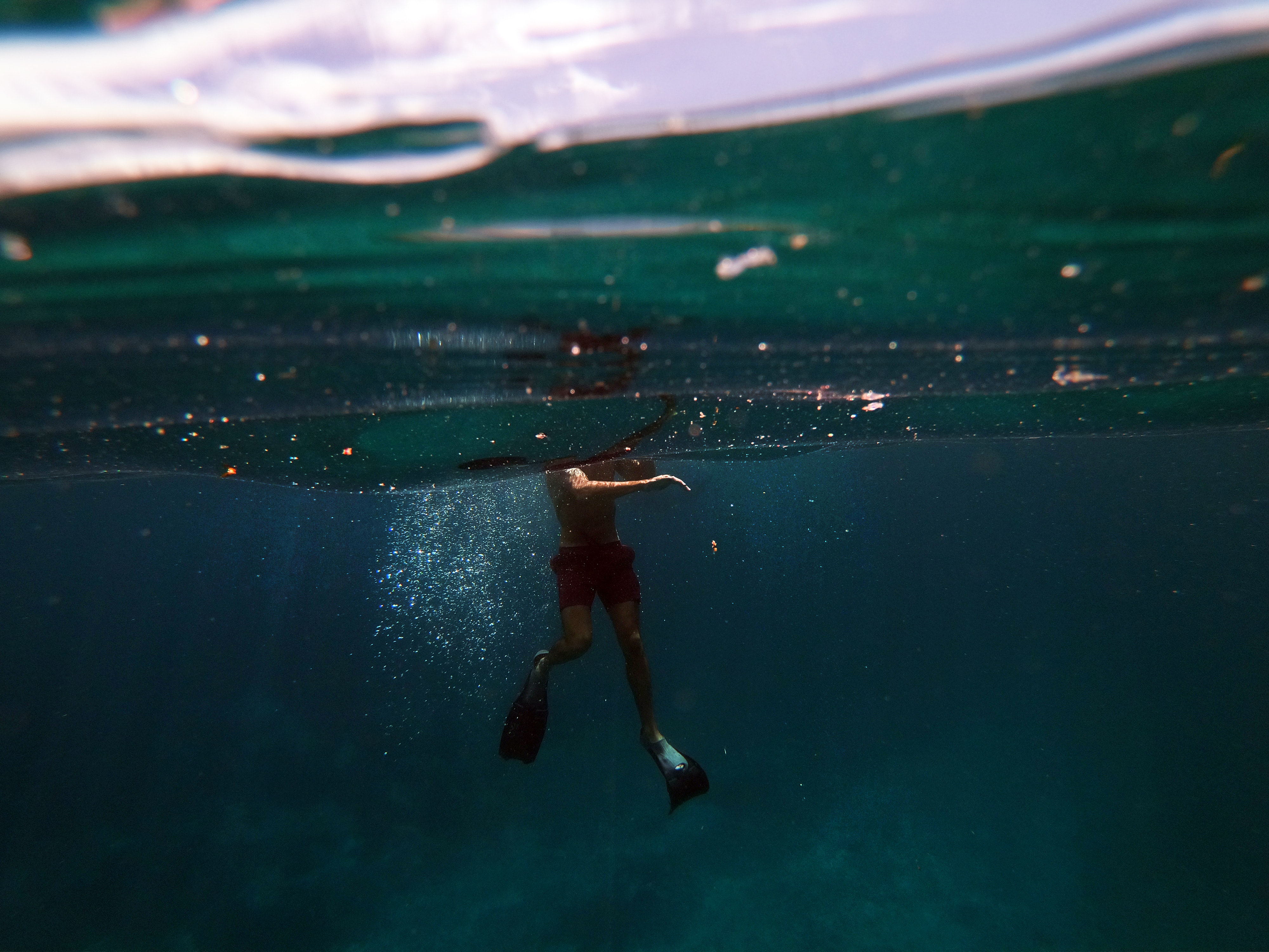 man-in-black-shorts-in-water-3544412_看图王.jpg