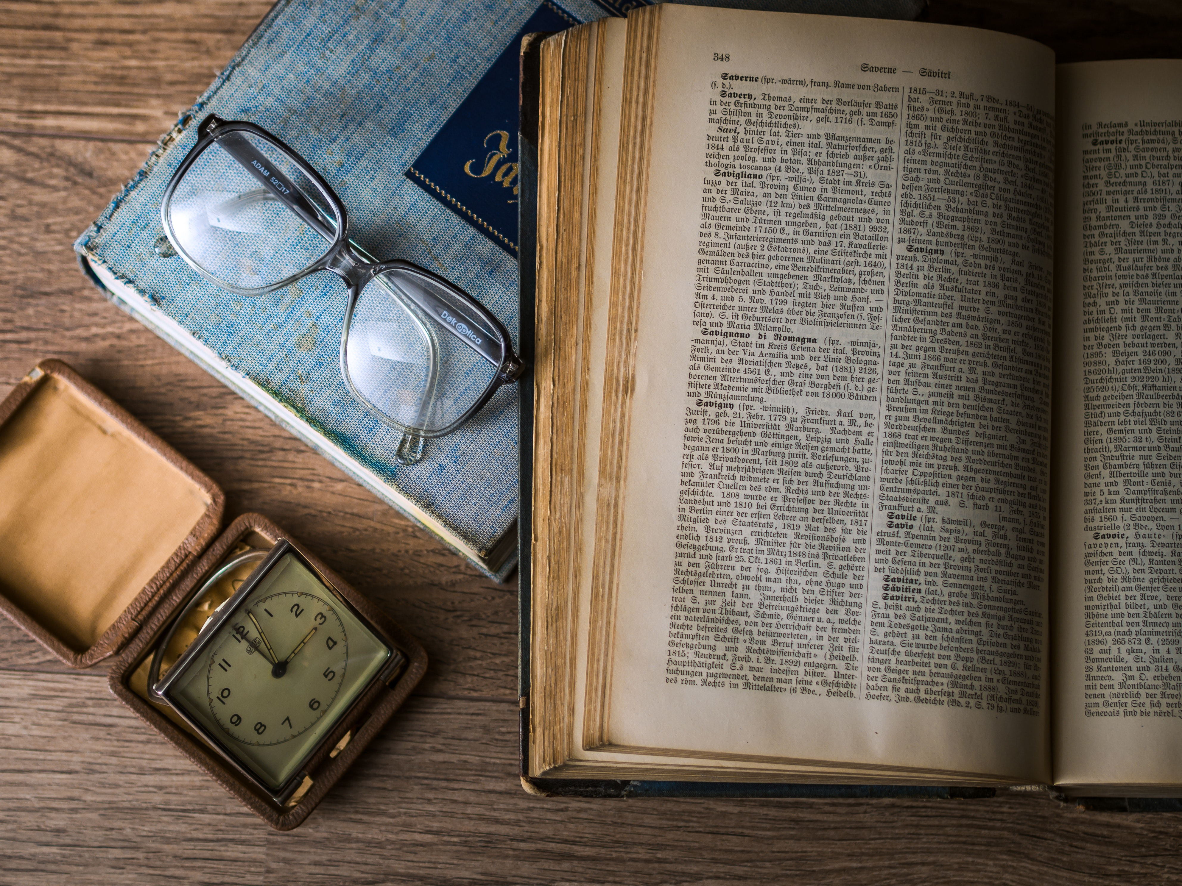 vintage-watch-old-glasses-33085 (2)_看图王.jpg