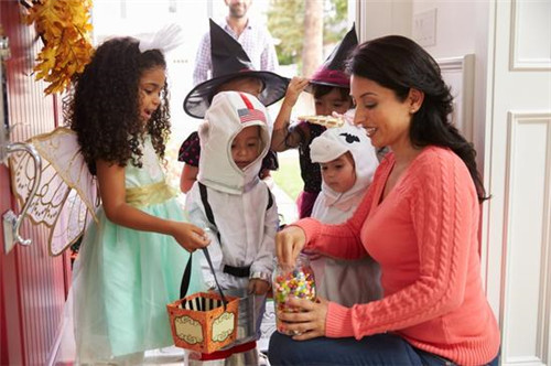 不给糖果就捣蛋 Trick-or-treating.jpg