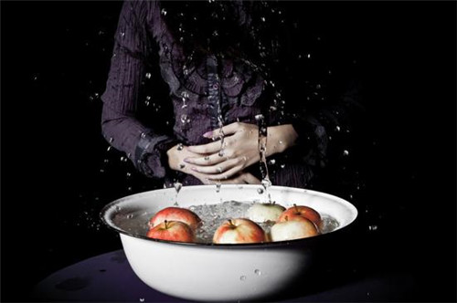 咬苹果 Apple bobbing.jpg